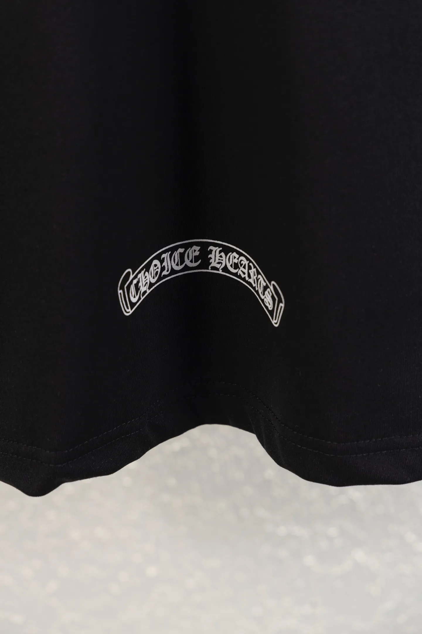 🅿️190 style number k8053 CH Kejia Sanskrit cross heavy industry foam printed T-shirt! Every one of Crow's products is really unique. Every piece has a back view. This leather label design is really cool. The leather label and silver jewelry design make the whole dress the icing on the cake. The texture of the whole short-sleeved piece is really amazing. It is made of 260g pure cotton fabric! 100% authentic to the official version, with all the details. All cuffs, shoulder seams, armholes, and necklines are all double-needle crimping. This is the rigorous craftsmanship that big brands should have. Details determine quality. The original washed tag packaging is full of style! The whole piece adopts three-needle and five-thread technology (neckline-shoulder seam-sleeve seam-double-pressed thread, which looks more three-dimensional and textured) and has the same craftsmanship as the original original, with a classic version, small dropped shoulders, and a micro silhouette! Color: Black White Size: XS-L